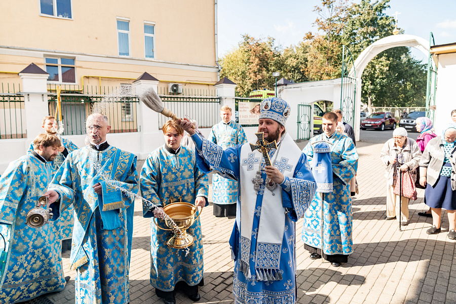 Архиерейское богослужение в праздник Успения Пресвятой Богородицы в Троицком кафедральном соборе Подольска